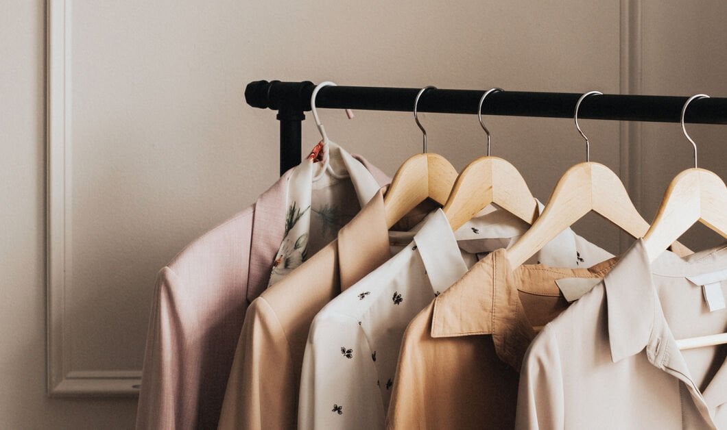 Toptan Ahşap Elbise Askısı Almanın Avantajları